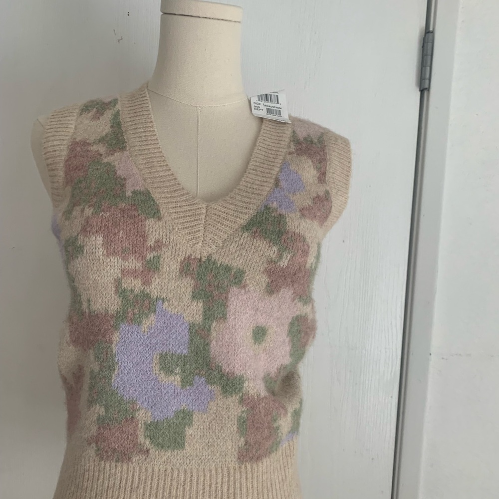 NWT ASTR the label floral women vest size M